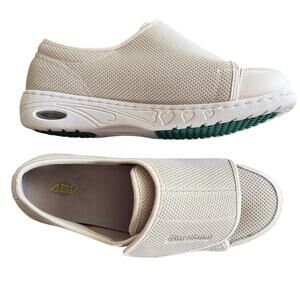 Gmedonm Wide Adjustable Women's Slip on Velcro Shoes Size 10